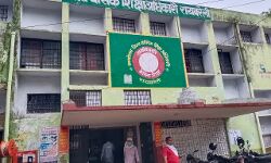 अफरा तफरी के बीच नव नियुक्त शिक्षकों को कराया कार्यभार ग्रहण अफरा तफरी के बीच नव नियुक्त शिक्षकों को कराया कार्यभार ग्रहण