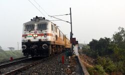 गुंडों ने की पिटाई तो युवक ने लगाई ट्रेन के आगे छलांग