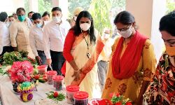 मिशन शक्ति- डीएम ने आत्मनिर्भर बनने हेतु छात्राओं को किया प्रेरित मिशन शक्ति- डीएम ने आत्मनिर्भर बनने हेतु छात्राओं को किया प्रेरित