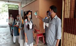 छह महीने 28 दिन बाद गुलजार हुए स्कूल, रौनक रही गायब छह महीने 28 दिन बाद गुलजार हुए स्कूल, रौनक रही गायब