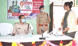 IPS विनीत द्धारा मिल रही छात्राओं एवं महिलाओं को आत्मरक्षा की ट्रेनिंग