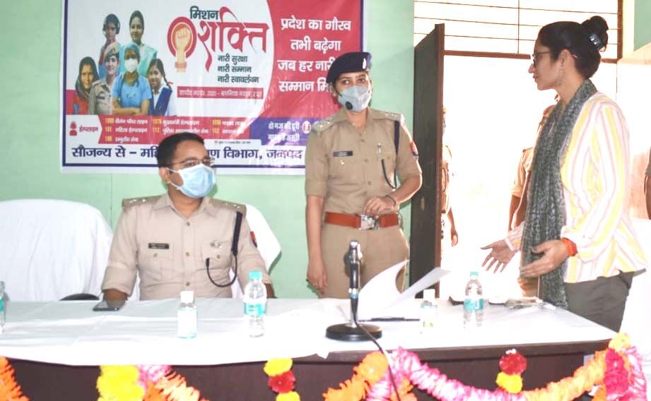 IPS विनीत द्धारा मिल रही छात्राओं एवं महिलाओं को आत्मरक्षा की ट्रेनिंग