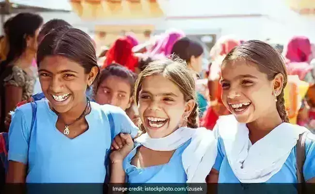 प्रसारण मंत्री ने की जिला प्रशासन की पहल की प्रशंसा