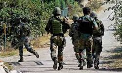 घर में छुपे आतंकवादी को मुठभेड़ में मार गिराया घर में छुपे आतंकवादी को मुठभेड़ में मार गिराया