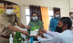 DM-SP ने किसानों को दी निशुल्क मिनी किट- खेतो की होगी जियो टैगिंग