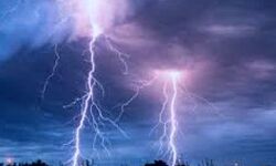 आसमानी बिजली गिरने से झुलसे 25 लोग आसमानी बिजली गिरने से झुलसे 25 लोग