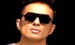 दुर्गा पूजा के पंडाल में मजदूरों के सुपर हीरो का स्टैच्यू दुर्गा पूजा के पंडाल में मजदूरों के सुपर हीरो का स्टैच्यू