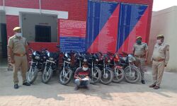 POLICE ने पकड़ा वाहन चोर- 8 मोटरसाइकिल बरामद POLICE ने पकड़ा वाहन चोर- 8 मोटरसाइकिल बरामद