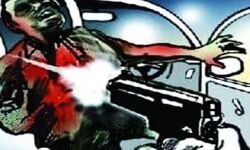 पीछा कर रहे हमलावरों ने मारी युवक के सीने में गोली