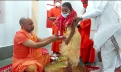 गोरखनाथ मंदिर में योगी ने कराया कन्याओं को भाेजन