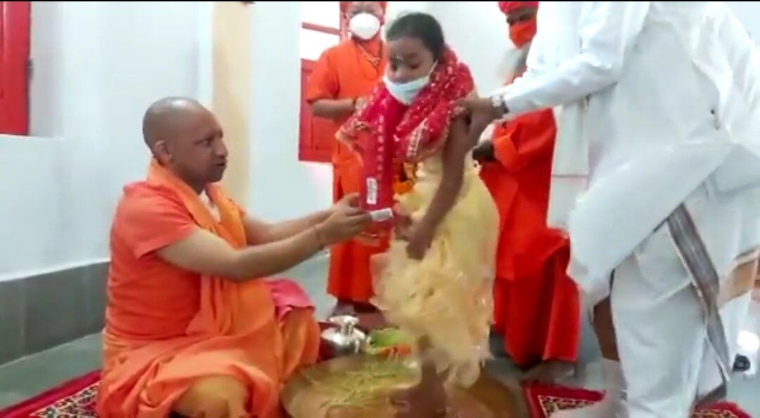 गोरखनाथ मंदिर में योगी ने कराया कन्याओं को भाेजन