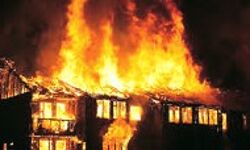 घर मे लगी आग तो महिला की चली गयी जान- 4 गये झुलस