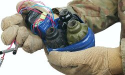 पुल के पास से दो IED बम बरामद पुल के पास से दो IED बम बरामद