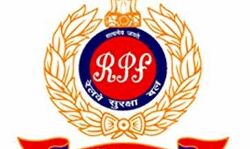 रेल टिकट बनाने का अवैध कारोबार करने वाला पुलिस हिरासत में