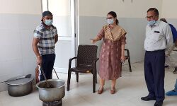 DM ने किया औचक निरीक्षण- हर दिन बदल-बदल कर दिया जाये खाना DM ने किया औचक निरीक्षण- हर दिन बदल-बदल कर दिया जाये खाना