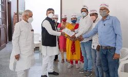 उत्तर प्रदेश की शिक्षक यूनियनों ने अखिलेश यादव को सौंपा ज्ञापन उत्तर प्रदेश की शिक्षक यूनियनों ने अखिलेश यादव को सौंपा ज्ञापन