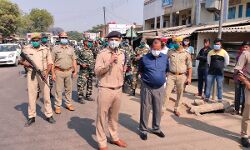 डीएम और एसपी ने सीआरपीएफ के साथ मिलकर निकाला फ्लैग मार्च डीएम और एसपी ने सीआरपीएफ के साथ मिलकर निकाला फ्लैग मार्च