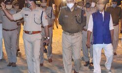 दुर्गा भक्तों के आगे बेबस हुआ प्रशासन, हटानी पड़ी मोर्चाबंदी