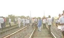 गुर्जरों ने उखाड़ीं रेलवे ट्रेक की फिश प्लेटें