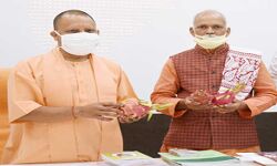 ड्रैगन फ्रूट की खेती करने वाले किसान ने की योगी से भेंट ड्रैगन फ्रूट की खेती करने वाले किसान ने की योगी से भेंट