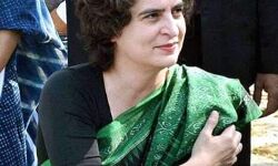 प्रियंका ने पोंछे मारे गये बीडीसी सदस्य की मां के आंसू प्रियंका ने पोंछे मारे गये बीडीसी सदस्य की मां के आंसू