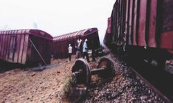 सात बोगियां गयी पलट- रेलवे अधिकारियों में मचा हड़कंप सात बोगियां गयी पलट- रेलवे अधिकारियों में मचा हड़कंप