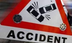 सड़क किनारे बैठे 3 लोगों को अनियंत्रित ट्रक ने कुचला