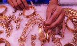 गहनों की सफाई के नाम पर ठगी करने वाले 2 अरेस्ट गहनों की सफाई के नाम पर ठगी करने वाले 2 अरेस्ट