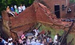 घर में रखे बारूद में हुआ विस्फोट, मां-बाप और बेटे की मौत घर में रखे बारूद में हुआ विस्फोट, मां-बाप और बेटे की मौत