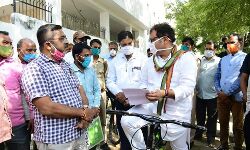 सस्ती बिजली व घाटा कम करने के लिए बकायेदारों के घर पहुंचे ऊर्जा मंत्री सस्ती बिजली व घाटा कम करने के लिए बकायेदारों के घर पहुंचे ऊर्जा मंत्री