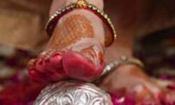 गरिमापूर्ण देहरी- अब घर तो बड़ा पर उसमें परिवार बहुत छोटा गरिमापूर्ण देहरी- अब घर तो बड़ा पर उसमें परिवार बहुत छोटा