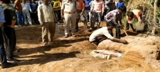 गहरे बोरवेल में गिरा 5 वर्षीय प्रहलाद, बचाने के प्रयास जारी गहरे बोरवेल में गिरा 5 वर्षीय प्रहलाद, बचाने के प्रयास जारी