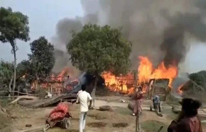 खंडहर में तब्दील हुआ यह गांव- ग्रामीणों में मची अफरा-तफरी खंडहर में तब्दील हुआ यह गांव- ग्रामीणों में मची अफरा-तफरी