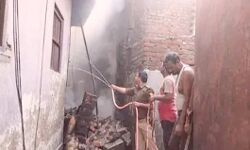 POLICE का छापा- प्लास्टिक के बोरों में रखे विस्फोटक बरामद POLICE का छापा- प्लास्टिक के बोरों में रखे विस्फोटक बरामद