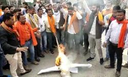 अर्नब अरेस्टिंग- हिंदू संगठनों ने फूंका महाराष्ट्र सरकार का पुतला अर्नब अरेस्टिंग- हिंदू संगठनों ने फूंका महाराष्ट्र सरकार का पुतला