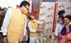 डाई का निःशुल्क वितरण- शिल्पकारों एवं कारीगरों को दी जा रही ट्रैनिंग