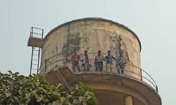 किसान चढ़े पानी की टंकी पर- मचा हड़कंप किसान चढ़े पानी की टंकी पर- मचा हड़कंप