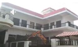 दबंग हिस्ट्रीशीटर के मकान पर चला बुलडोजर दबंग हिस्ट्रीशीटर के मकान पर चला बुलडोजर