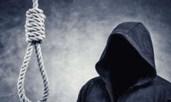 सनसनी- शिक्षक ने लगाया स्टेशन पर फंदा सनसनी- शिक्षक ने लगाया स्टेशन पर फंदा