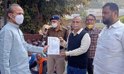 धरना प्रदर्शन- ईट निर्माता समिति ने पीएम के नाम एडीएम वित्त को सौंपा ज्ञापन