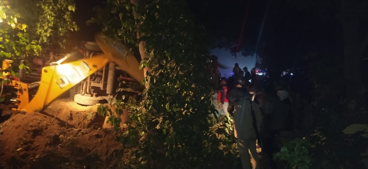 नहटौर में चीनी से लदा ट्रक पलटा, 3 मौत