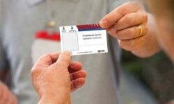 पुलिस बनकर पहुंची युवतियां - मच गया हल्ला