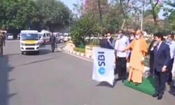 योगी ने दिखाई स्टेट बैंक की एंबुलेंस को हरी झंडी योगी ने दिखाई स्टेट बैंक की एंबुलेंस को हरी झंडी