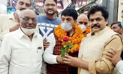 दीवाली की बधाई देने व्यापारियों के बीच पहुंचे मंत्री कपिलदेव दीवाली की बधाई देने व्यापारियों के बीच पहुंचे मंत्री कपिलदेव