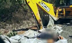 युवक को जेसीबी से कुचला युवक को जेसीबी से कुचला