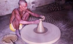 कुम्हारों की माटी आलीशान बंगलो के नीचे दबी