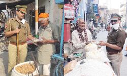 इन दो पुलिसकर्मियों ने मनाया गरीबों के साथ त्यौहार- लोगों ने की सराहना इन दो पुलिसकर्मियों ने मनाया गरीबों के साथ त्यौहार- लोगों ने की सराहना