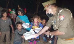 चरथावल पुलिस से बच्चों की हुई दोस्ती- मनाई दीवाली चरथावल पुलिस से बच्चों की हुई दोस्ती- मनाई दीवाली