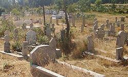 कब्रिस्तान मे शव दफनाने को रोकने दौड़ी चार थानों की पुलिस कब्रिस्तान मे शव दफनाने को रोकने दौड़ी चार थानों की पुलिस