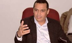 जलभराव से तंग महिलाओं ने कमिश्नर के सामने जोड़े हाथ